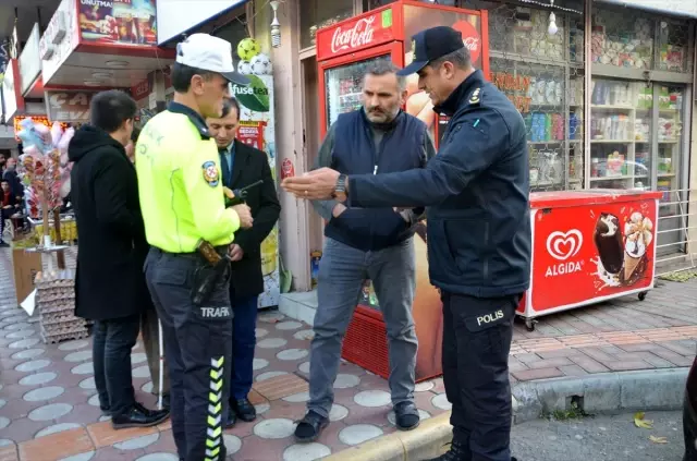 Kaldırımdaki 'sarı çizgiler' için farkındalık yürüyüşü Kaldırımdaki 'sarı çizgiler' için farkındalık yürüyüşü