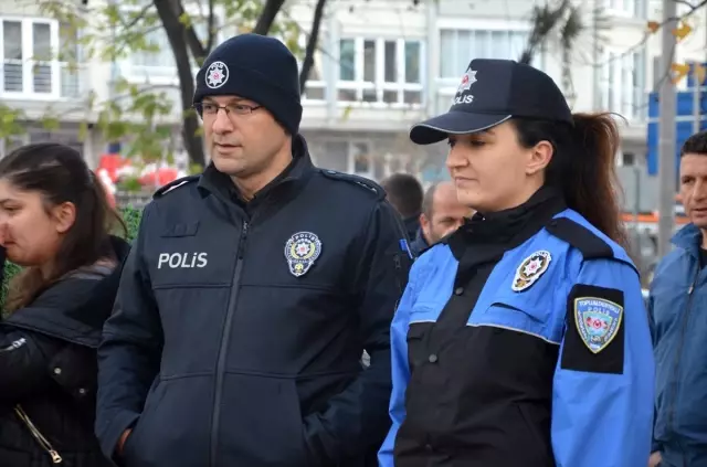 Kaldırımdaki 'sarı çizgiler' için farkındalık yürüyüşü Kaldırımdaki 'sarı çizgiler' için farkındalık yürüyüşü
