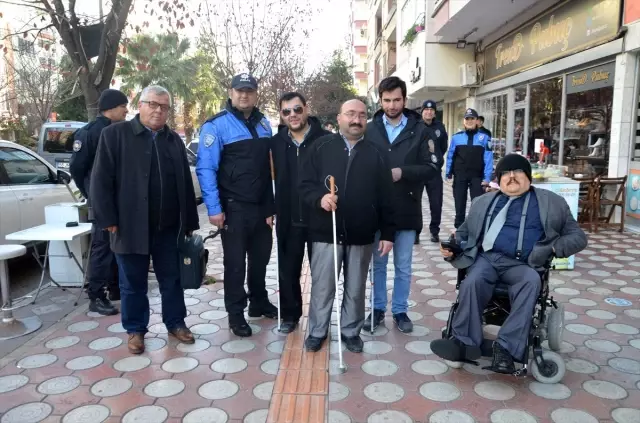 Kaldırımdaki 'sarı çizgiler' için farkındalık yürüyüşü Kaldırımdaki 'sarı çizgiler' için farkındalık yürüyüşü
