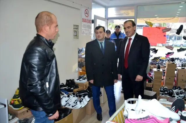 Kaldırımdaki 'sarı çizgiler' için farkındalık yürüyüşü Kaldırımdaki 'sarı çizgiler' için farkındalık yürüyüşü