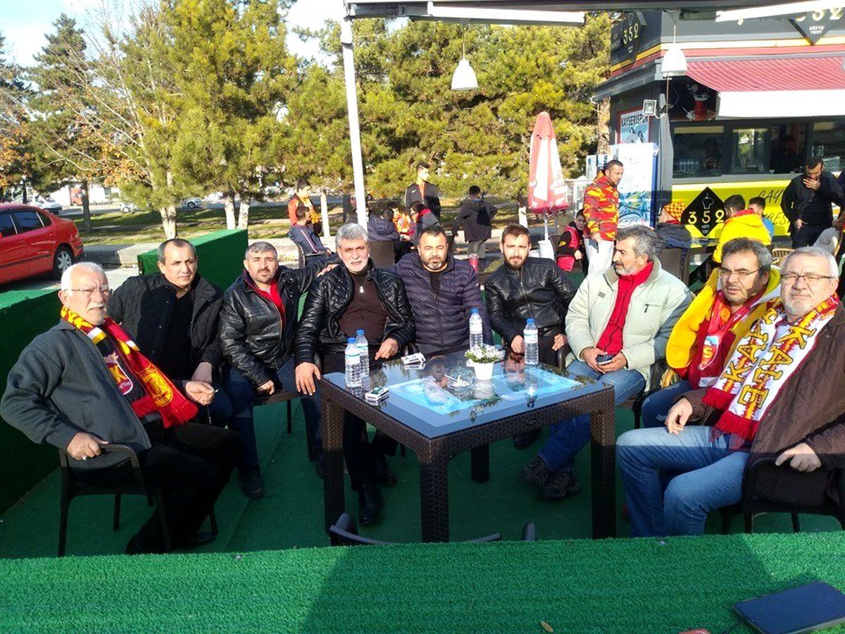 Kayserispor'un efsane oyuncularından Levent Kurt, Başakşehir maçını taraftarlarla izledi