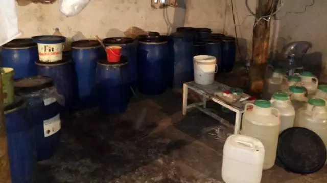 Muhtar evini içki imalathanesine çevirdi