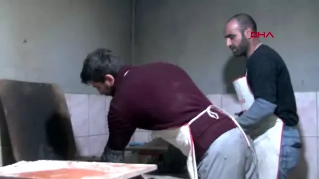 Muş kadınlar çalışmayınca erkekler tandırın başına geçti