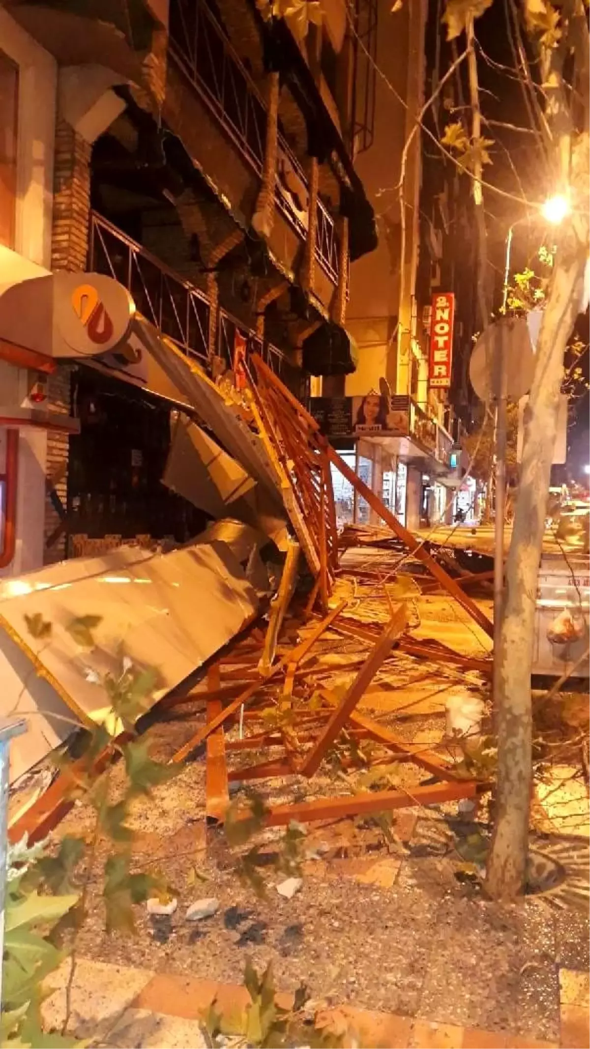 Şehzadeler'de kuvvetli rüzgar dershanenin çatısını uçurdu