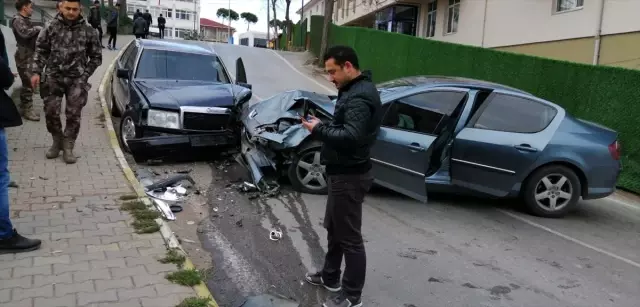 Sinop'ta iki otomobil çarpıştı: 1 yaralı Sinop'ta iki otomobil çarpıştı: 1 yaralı