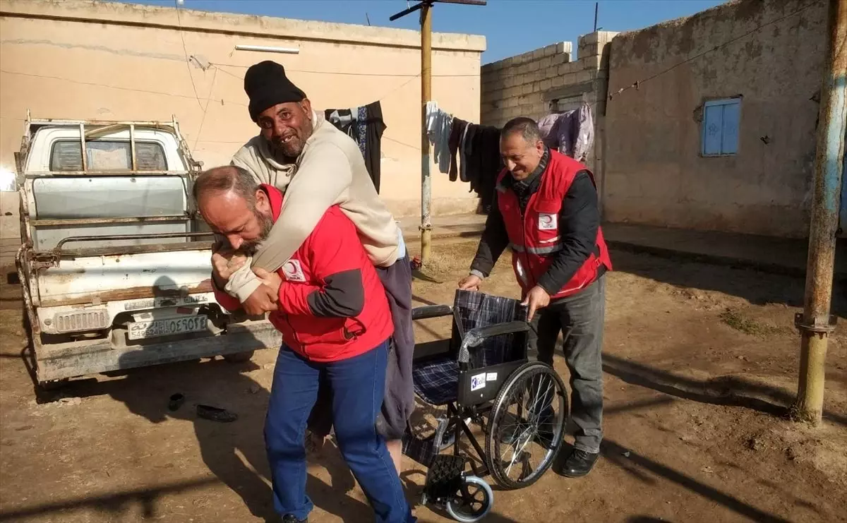 Tey Abyad�daki engelli Suriyeli�ye tekerlekli sandalye