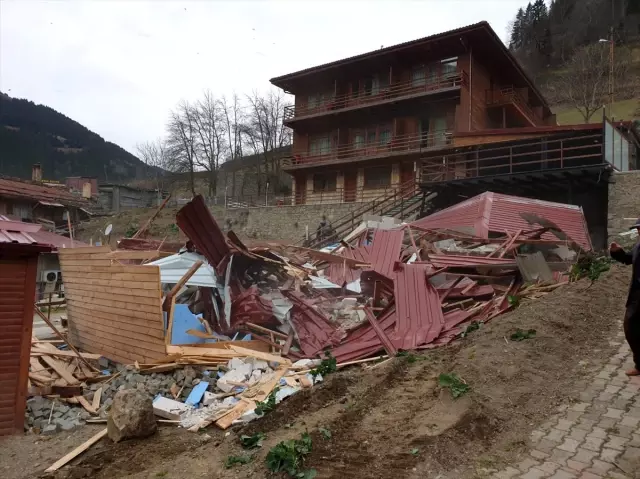 Uzungöl'de 65 kaçak binadan 14'ünün yıkımı tamamlandı Uzungöl'de 65 kaçak binadan 14'ünün yıkımı tamamlandı