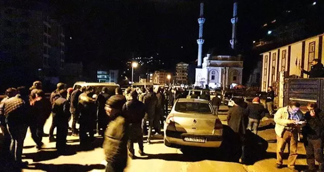 Uzungöl'de gece saatlerinde yıkım gerginliği çıktı! Çok sayıda kişi gözaltına alındı Uzungöl'de gece saatlerinde yıkım gerginliği çıktı! Çok sayıda kişi gözaltına alındı