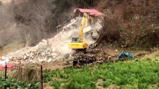 Uzungöl'de kaçak binaların yıkımı devam ediyor (4) Uzungöl'de kaçak binaların yıkımı devam ediyor (4)
