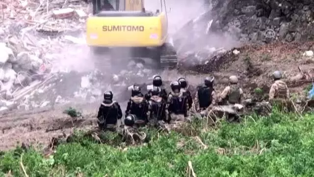 Uzungöl'de kaçak binaların yıkımı devam ediyor (4) Uzungöl'de kaçak binaların yıkımı devam ediyor (4)