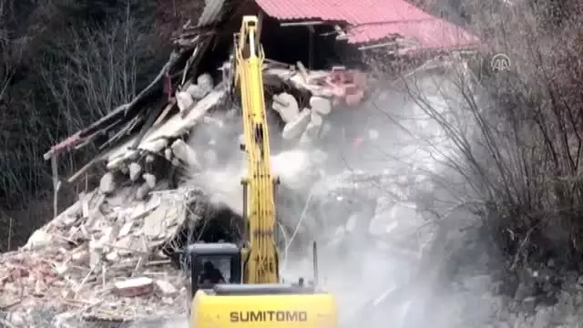 Uzungöl'de kaçak binaların yıkımı devam ediyor (4) Uzungöl'de kaçak binaların yıkımı devam ediyor (4)