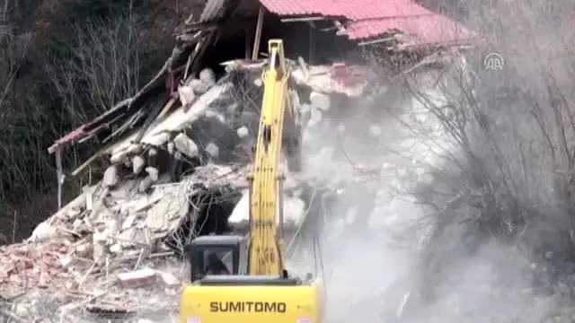 Uzungöl'de kaçak binaların yıkımı devam ediyor (4) Uzungöl'de kaçak binaların yıkımı devam ediyor (4)