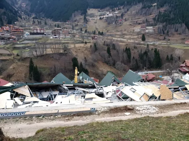 Uzungöl'de kaçak binaların yıkımına başlandı