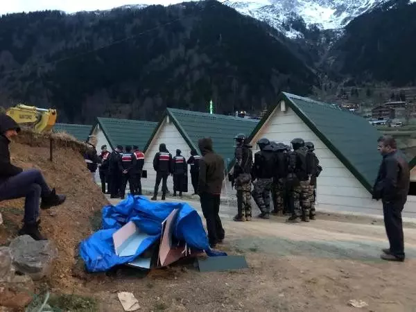 Uzungöl'de kaçak yapıların yıkımına başlandı (1)