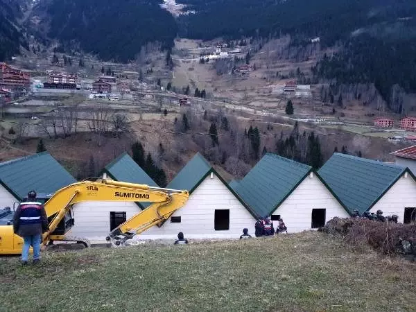 Uzungöl'de kaçak yapıların yıkımına başlandı (2)