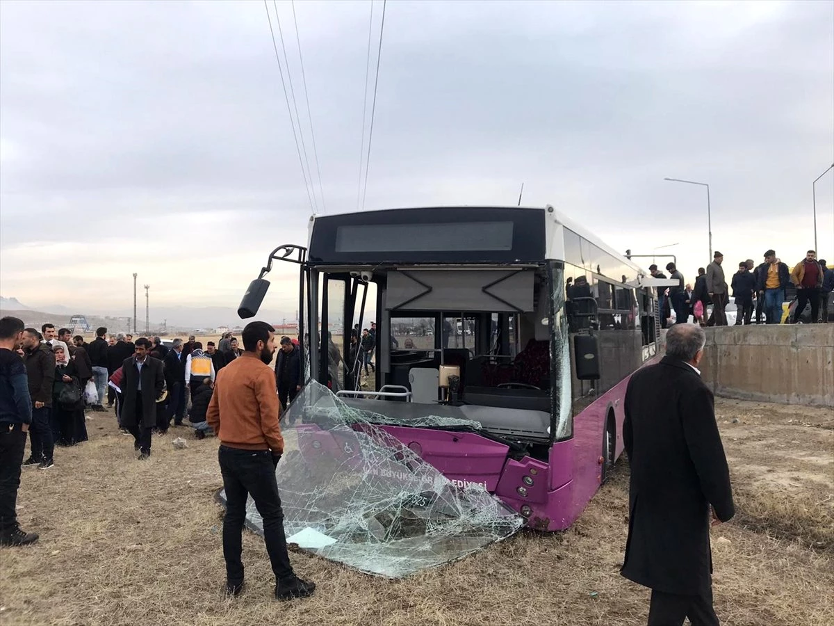 Van'da belediye otobüsü kamyona çarptı 19 yaralı Haber