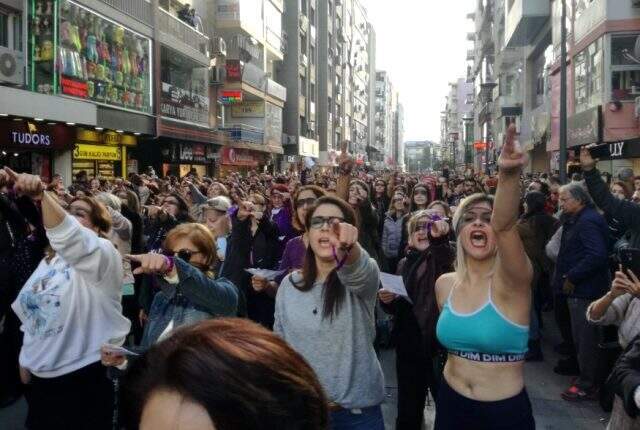 Yunanistan'da kadınlar Las Tesis eşliğinde erkek şiddetini protesto etti