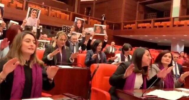 Yunanistan'da kadınlar Las Tesis eşliğinde erkek şiddetini protesto etti