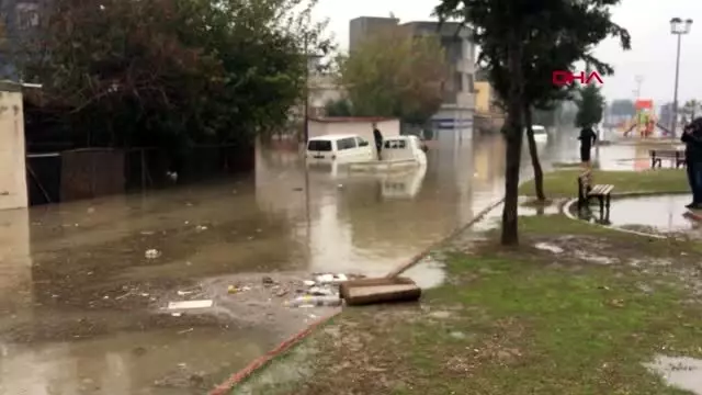 Adana'da sağanak; 4 merkez ilçede okullar tatil edildi Adana'da sağanak; 4 merkez ilçede okullar tatil edildi