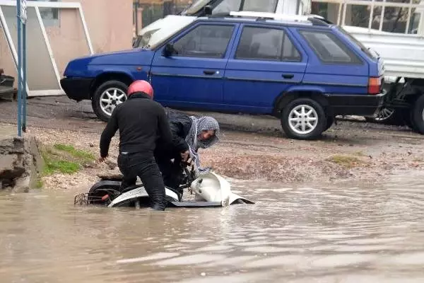 Adana'da sağanak; 4 merkez ilçede okullar tatil edildi (3)