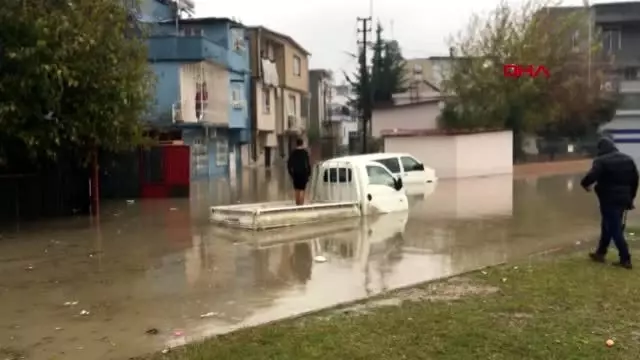 Adana'da sağanak; 4 merkez ilçede okullar tatil edildi