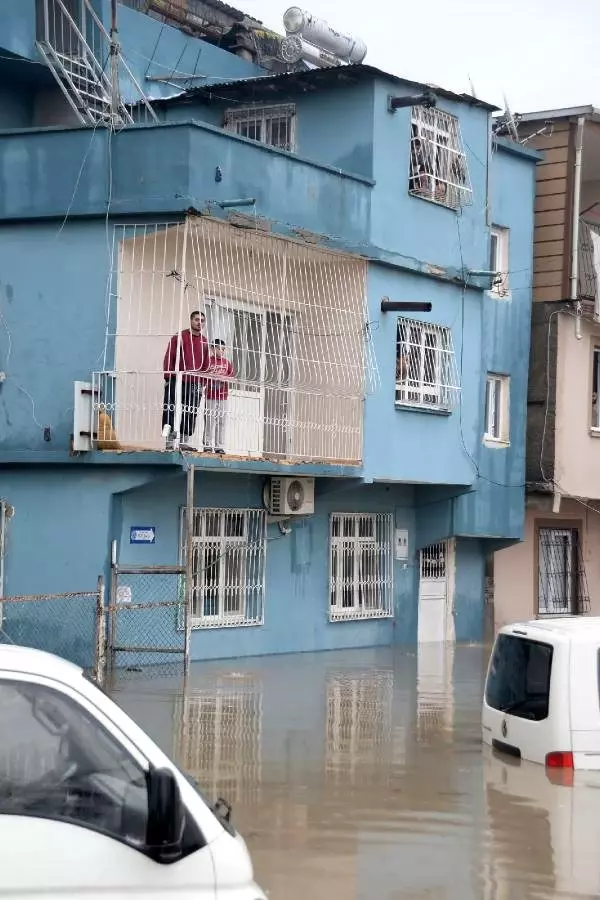 Adana'da sağanak; 4 merkez ilçede okullar tatil edildi (3)
