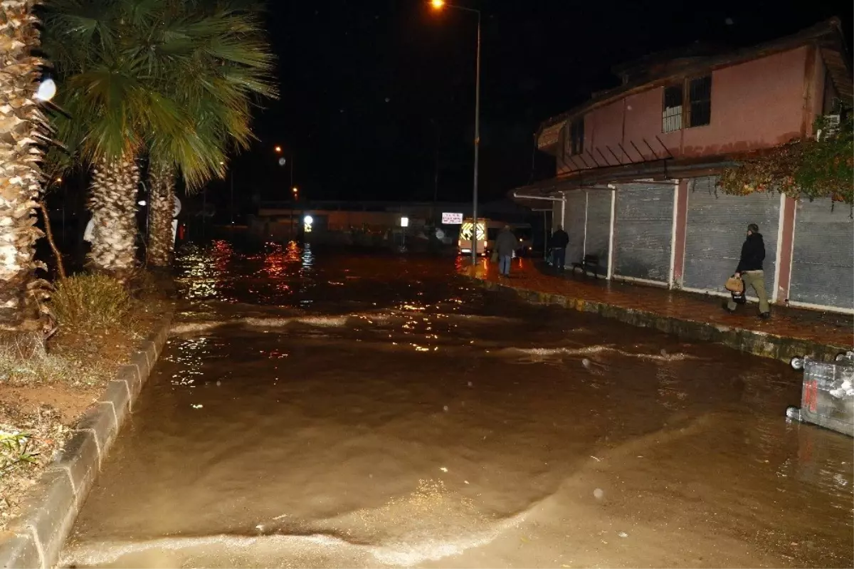 Adana'da sağanak yağış hayatı olumsuz etkiledi