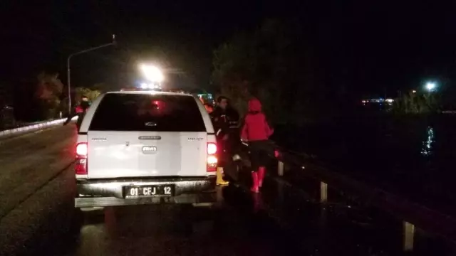 Adana'da sele kapılan otomobilde bulunan 5 kişi kurtarıldı