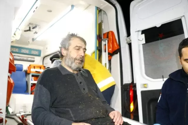 Adana'da sele kapılan otomobilde bulunan 5 kişi kurtarıldı