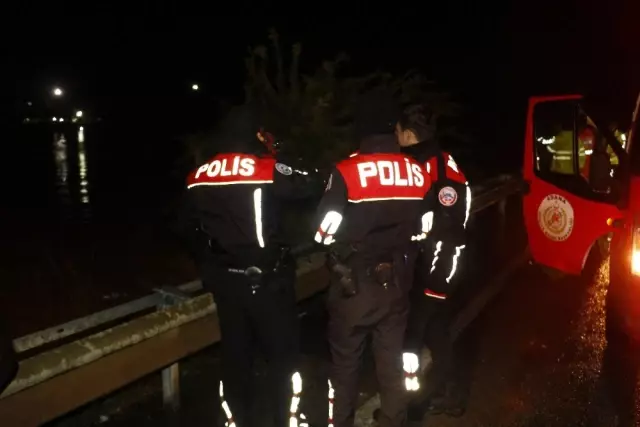 Adana'da sele kapılan otomobilde bulunan 5 kişi kurtarıldı