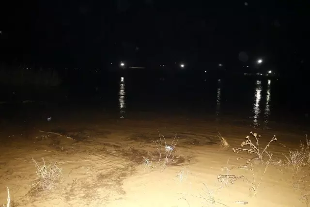 Adana'da sele kapılan otomobilde bulunan 5 kişi kurtarıldı