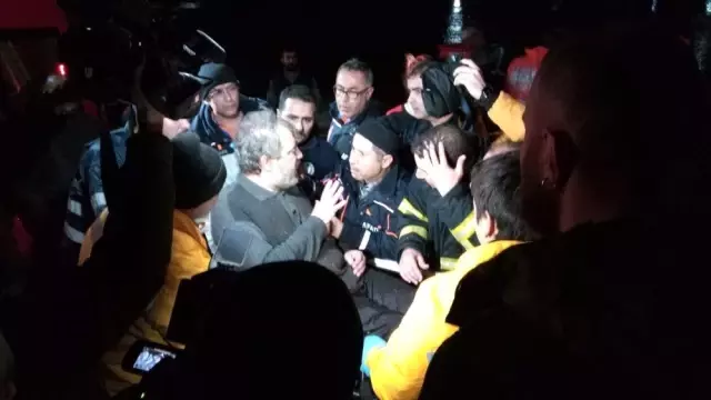 Adana'da sele kapılan otomobilde bulunan 5 kişi kurtarıldı