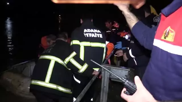 Adana'da sele kapılan otomobildeki 4 kişi kurtarıldı