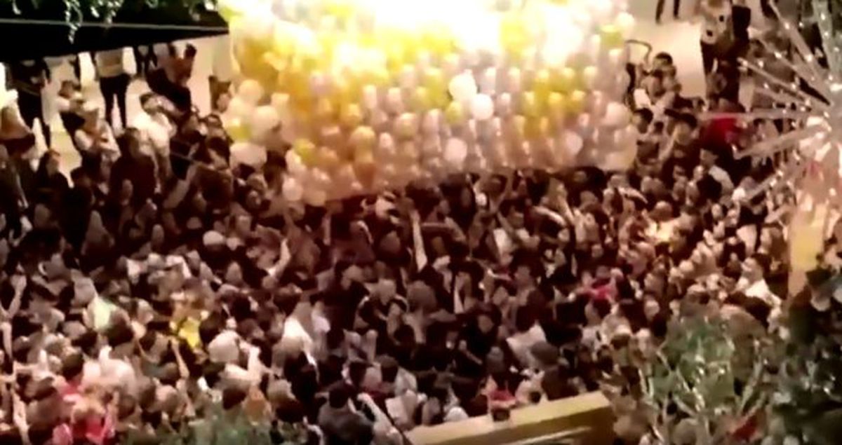 AVM'de 'hediyeli balon' izdihamı! İnsanlar birbirlerini ezdi, 17 yaralı var