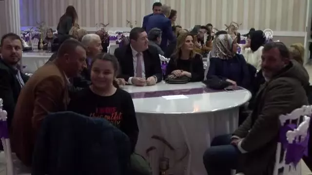 'Çocuklar üşümesin' diye sahne aldılar 'Çocuklar üşümesin' diye sahne aldılar
