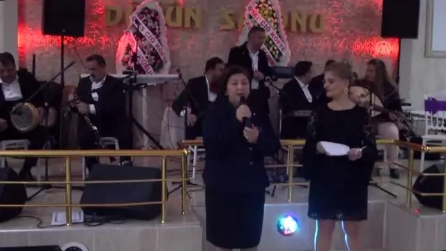 'Çocuklar üşümesin' diye sahne aldılar 'Çocuklar üşümesin' diye sahne aldılar