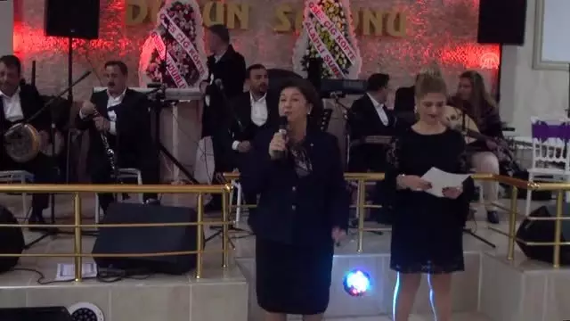 'Çocuklar üşümesin' diye sahne aldılar 'Çocuklar üşümesin' diye sahne aldılar