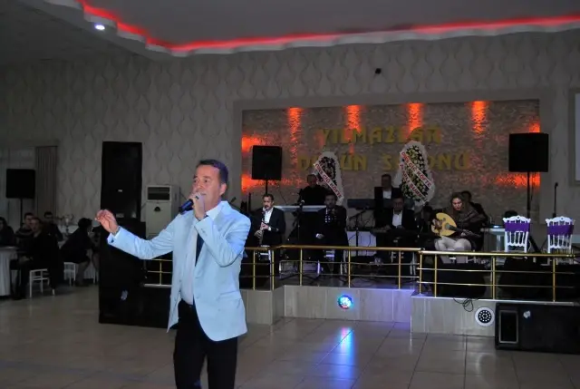 'Çocuklar üşümesin' diye sahne aldılar 'Çocuklar üşümesin' diye sahne aldılar