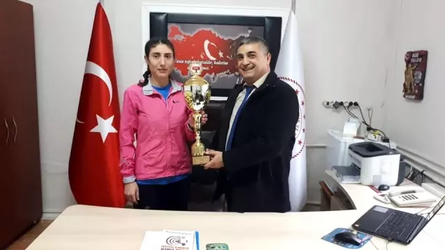 'Cumhuriyet Şehitleri Ulusal Koşusu'nu Sebahat Akpınar kazandı 'Cumhuriyet Şehitleri Ulusal Koşusu'nu Sebahat Akpınar kazandı