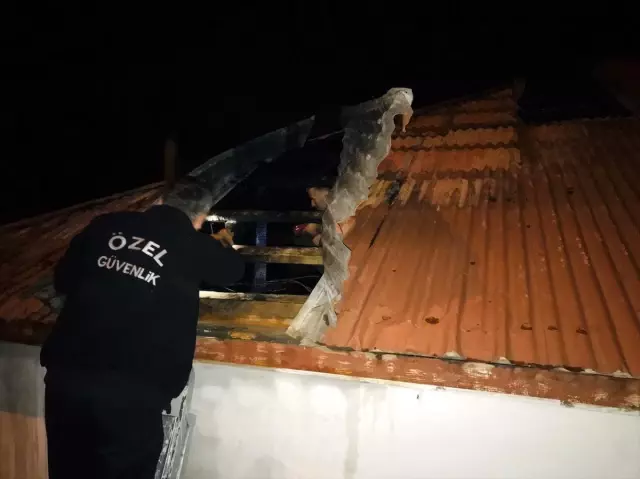 Gümüşhane'de şiddetli rüzgar hasara yol açtı Gümüşhane'de şiddetli rüzgar hasara yol açtı
