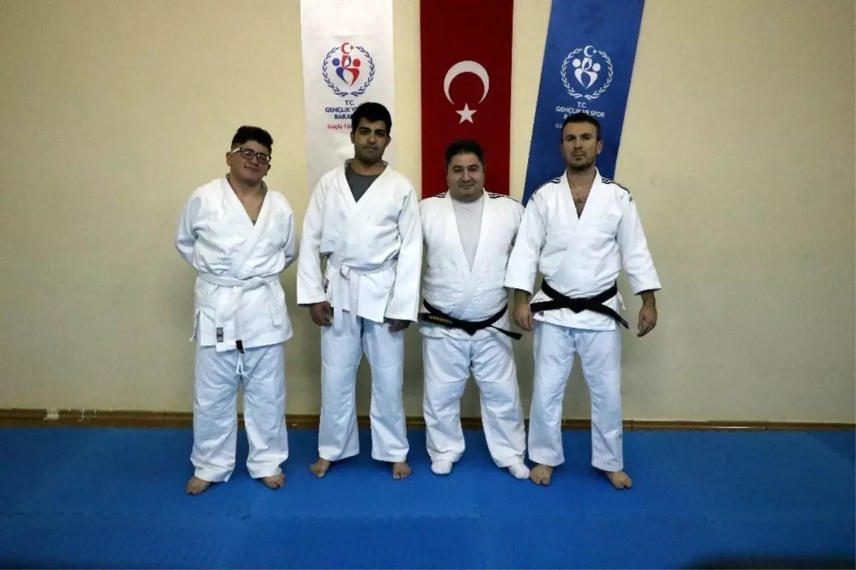 İşitme engelli judocular engel tanımıyor