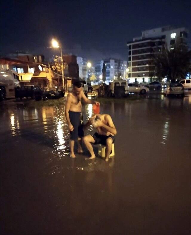 İzmir'de su kesintisine dikkati çekmek için yağmur suyuyla sokakta yıkandılar