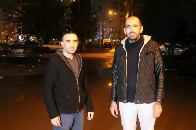 İzmir'de su kesintisine dikkati çekmek için yağmur suyuyla sokakta yıkandılar İzmir'de su kesintisine dikkati çekmek için yağmur suyuyla sokakta yıkandılar