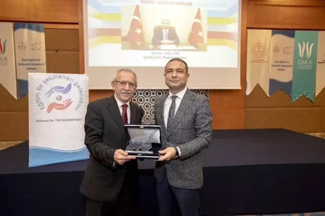 Kaymakam Aslan'a eğitime destek plaketi Kaymakam Aslan'a eğitime destek plaketi