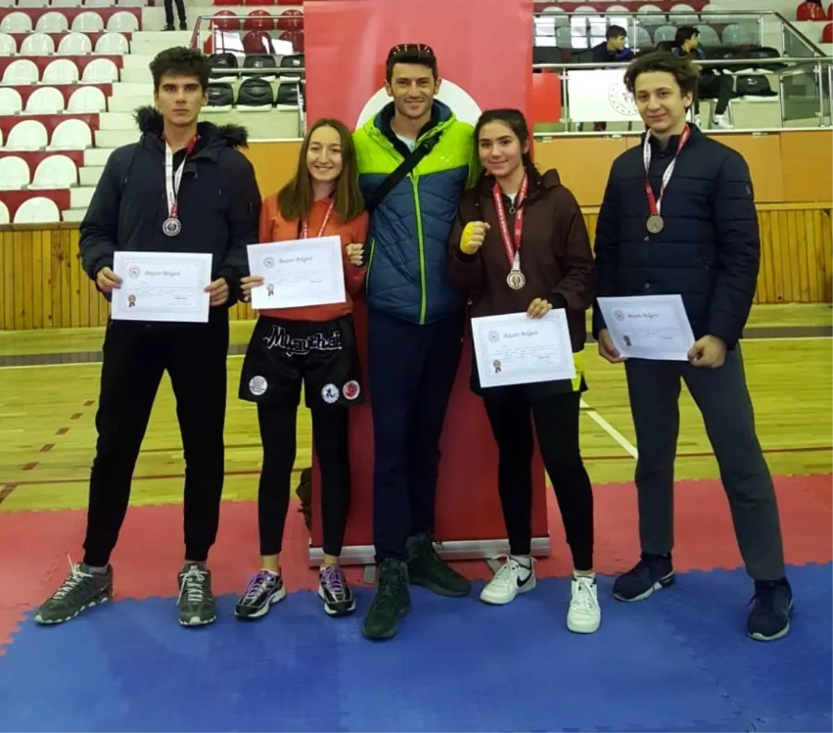 Kick Boks'ta Milaslı 5 öğrenci il birincisi oldu