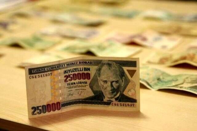 Konya atatürk'ün yüzüne damla gibi yansıyan basım hatalı banknotu 17 yıldır saklıyor