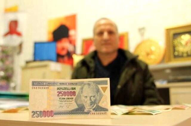 Konya atatürk'ün yüzüne damla gibi yansıyan basım hatalı banknotu 17 yıldır saklıyor