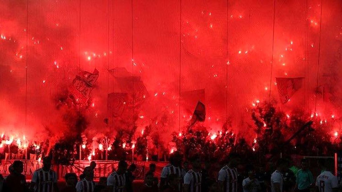 Olympiakos taraftarı, VAR hakeminin evine havai fişekle saldırdı