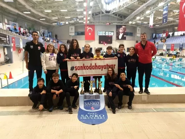 SANKOLU yüzücüler Kurtuluş Kupası için kulaç attı SANKOLU yüzücüler Kurtuluş Kupası için kulaç attı