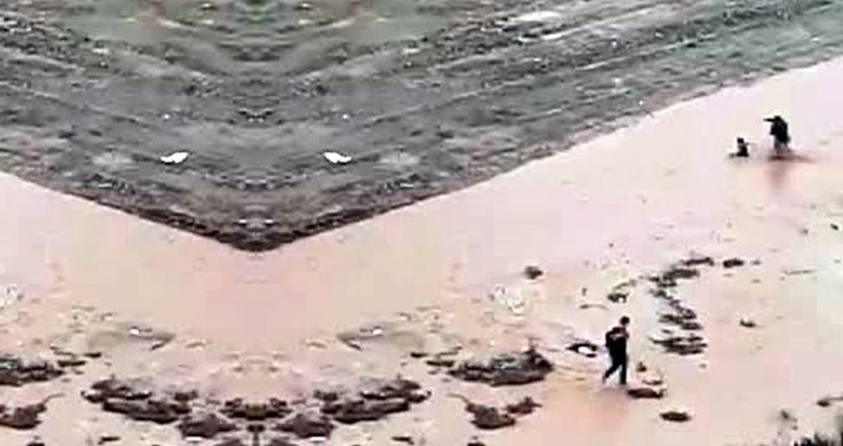 Sel sularına kapılan 11 yaşındaki çocuğun kurtarılma anı kamerada!